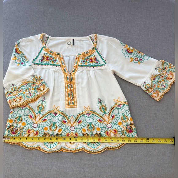 Anthropologie , Akemi+ Kin Floral Embroidered white crop top. - Picture 4 of 6